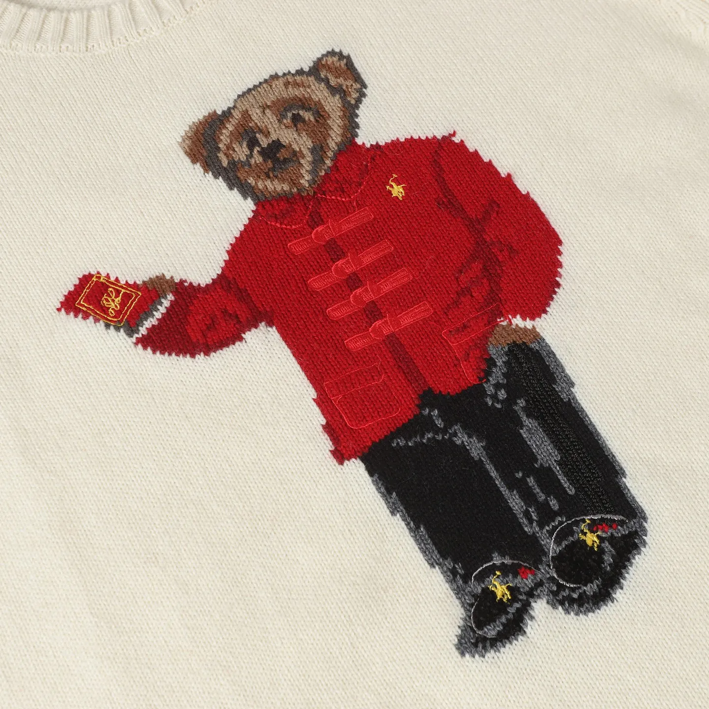 P470 [Wool] Original high-end quality Ralph lauren pol* 2026 early spring latest series! New Year's limited edition bear embroidered sweater, wool blend, soft and comfortable, super warm in autumn and winter! The little bear is wearing a red buttoned jacket and holding a red envelope. It is full of details and full of festive atmosphere. The classic round neck design is casual and versatile, and can be easily worn by both men and women. It is suitable for holiday gifts or daily wear. Exquisite craftsmanship + interesting design make it easy to create a festive look ✨. 3️⃣Personal color! S-M-L3️⃣ code!